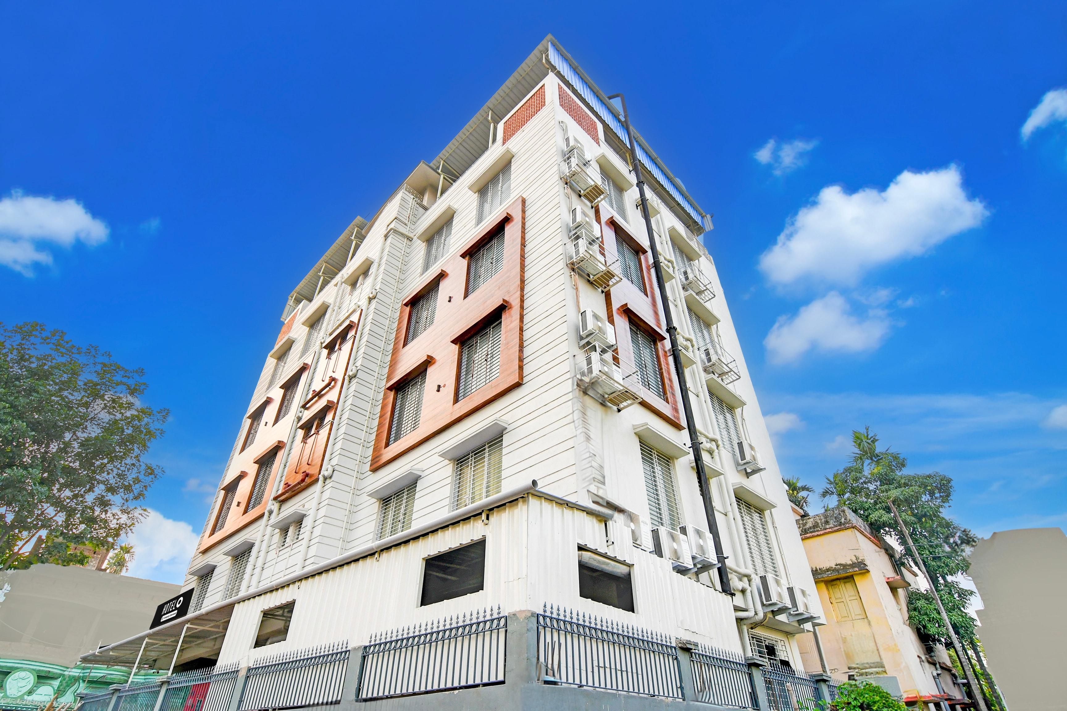 Super Townhouse Kaikhali Near Airport in Kolkata