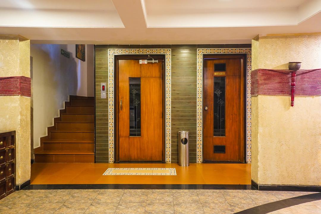 Super Townhouse Oak Prabhat Road in Pune