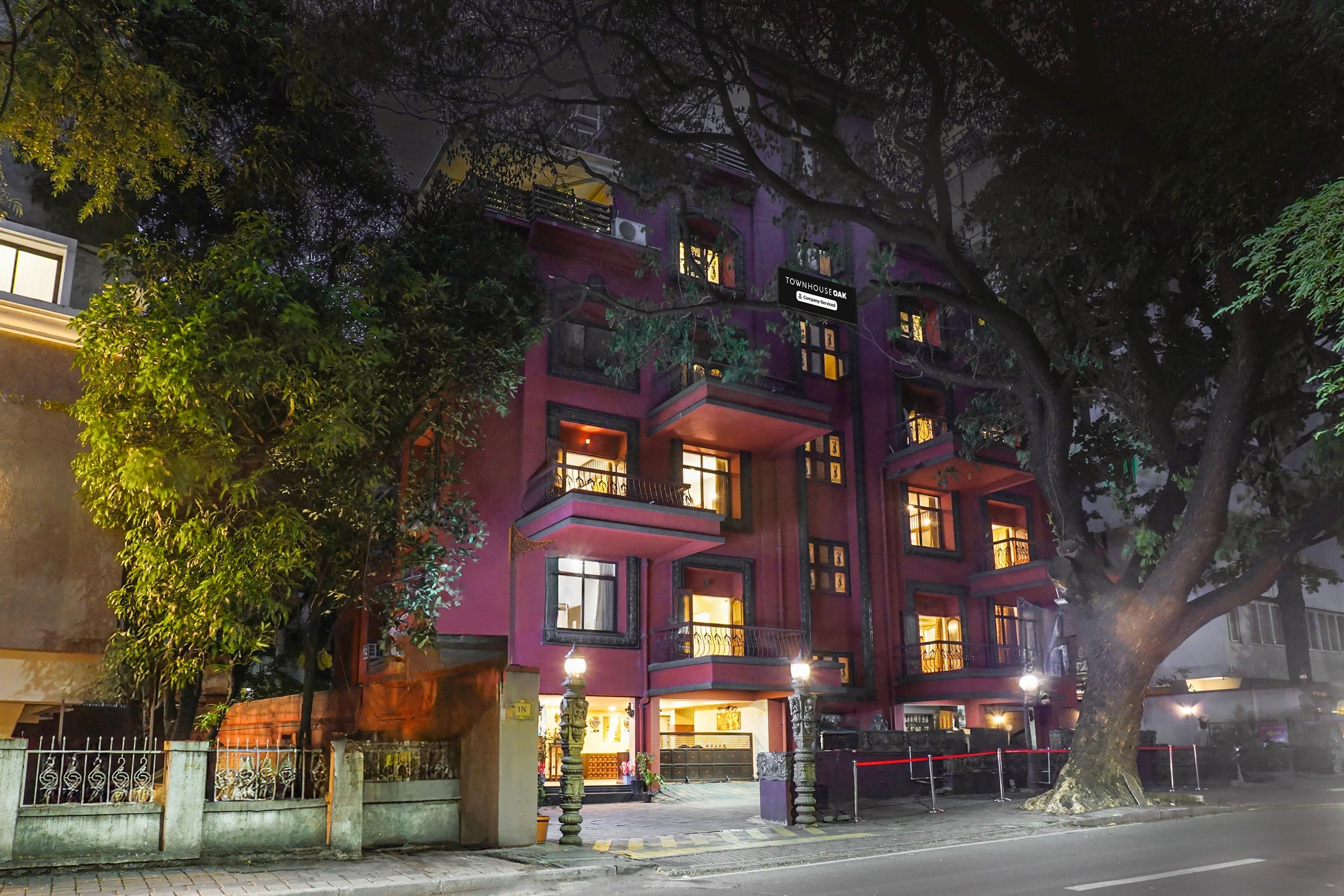 Super Townhouse Oak Prabhat Road in Pune