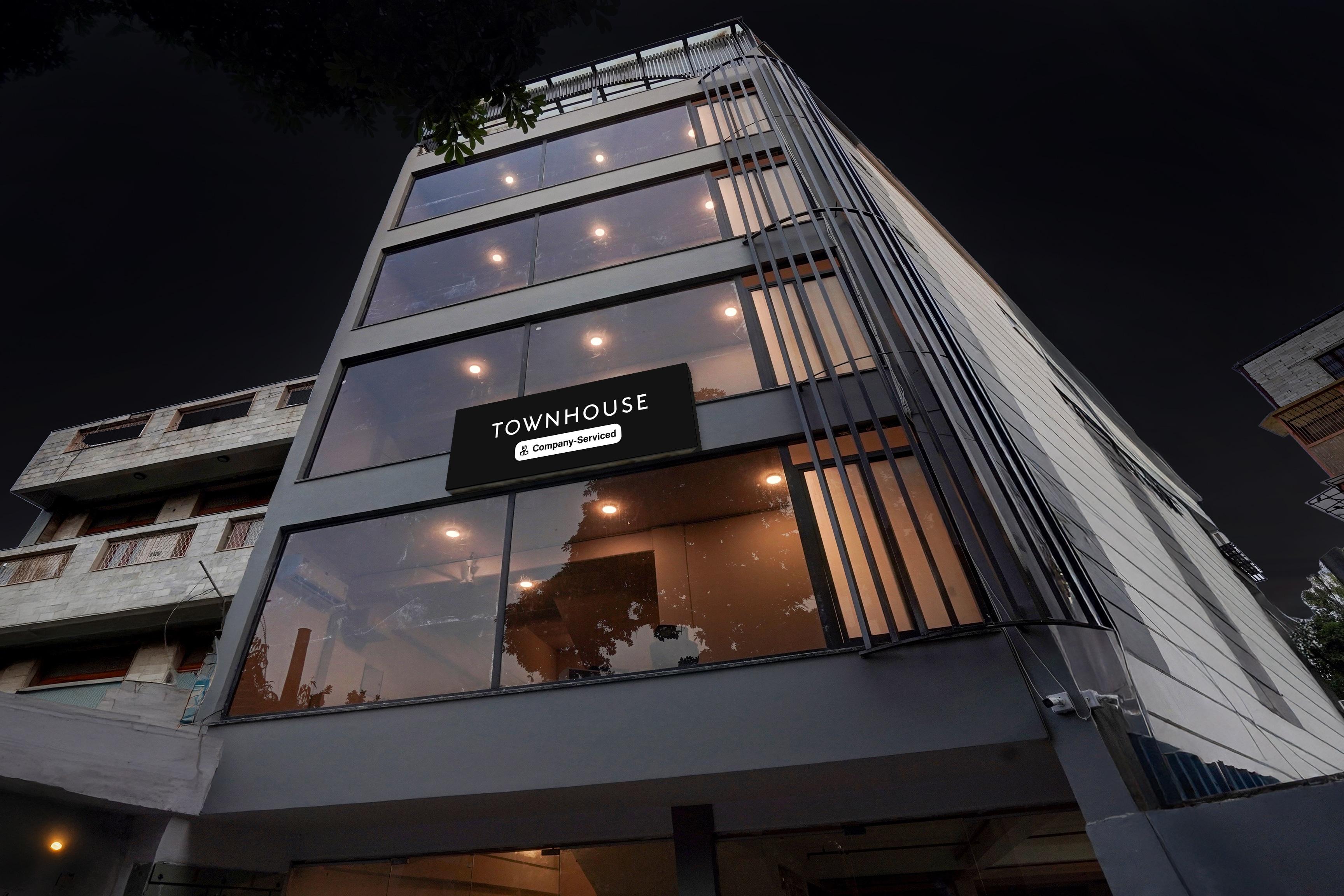 Super Townhouse Preet Vihar Metro Station in Delhi