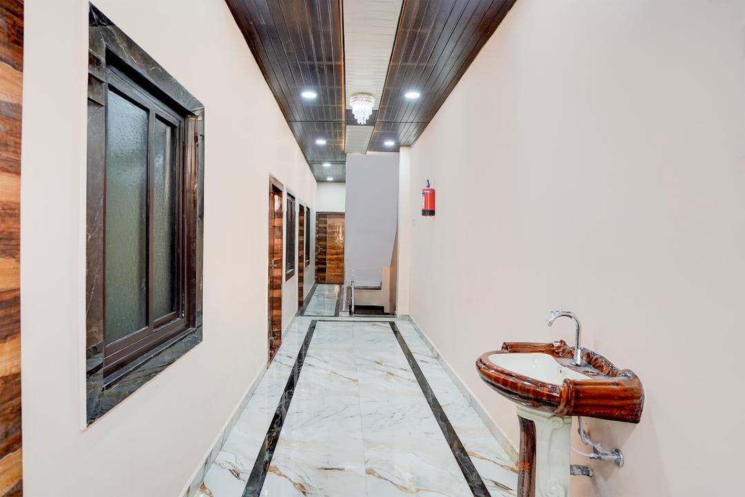Super Hotel O Tedhi Bazaar Near Ram Janambhumi in Ayodhya