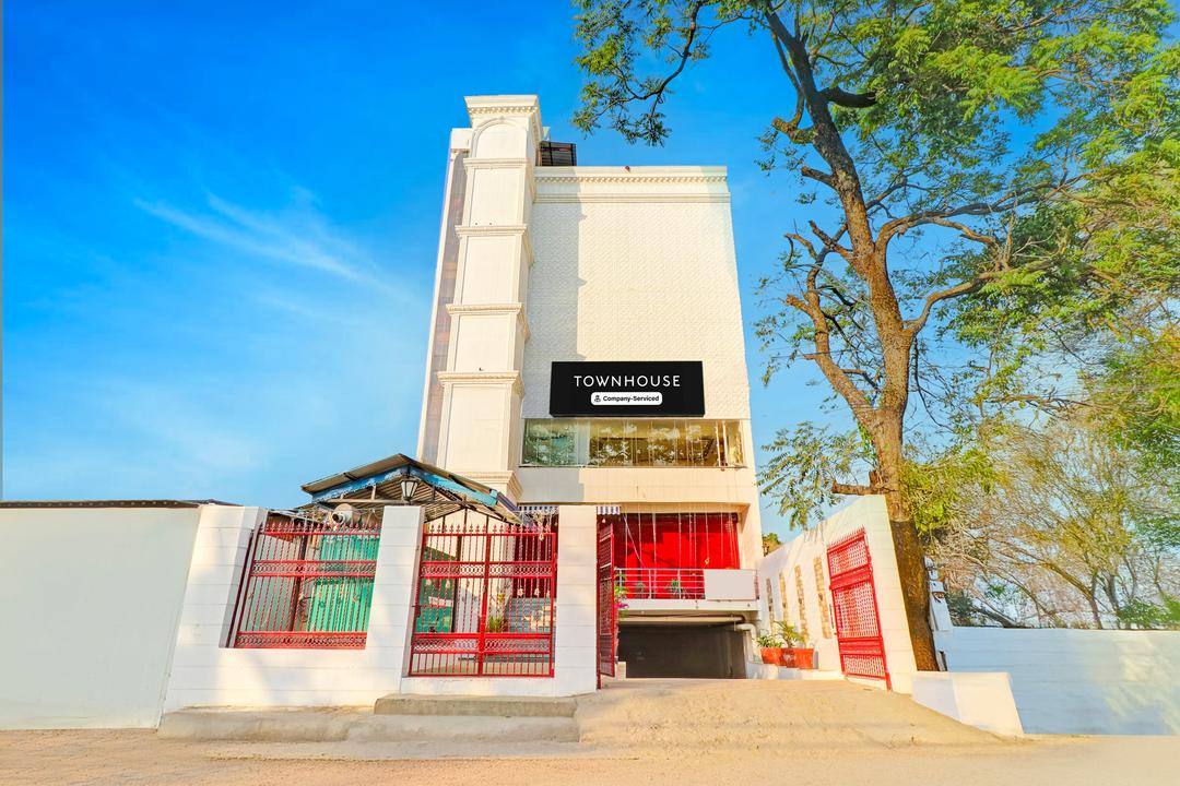 Super Townhouse Patel Nagar Near Saharanpur Chowk Dehradun in Dehradun