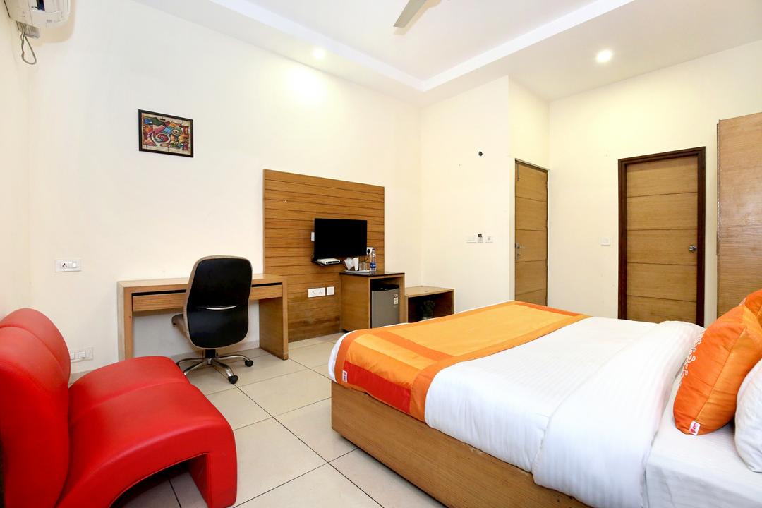 Super Townhouse Zirakpur Bus Stand Formerly Hotel Citi Inn in Zirakpur