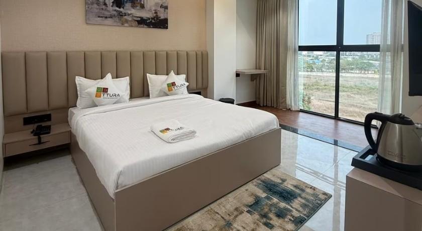 Hotel TTURA Rooftop Bar & Rooms in Pune