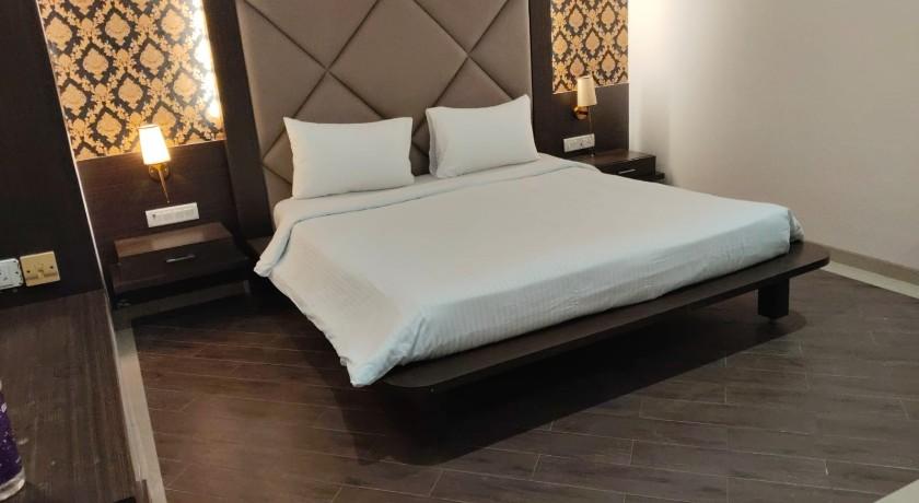 Hotel Mumbai House in Thane