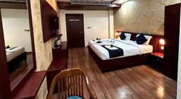 SR Royal Hotel in Azamgarh