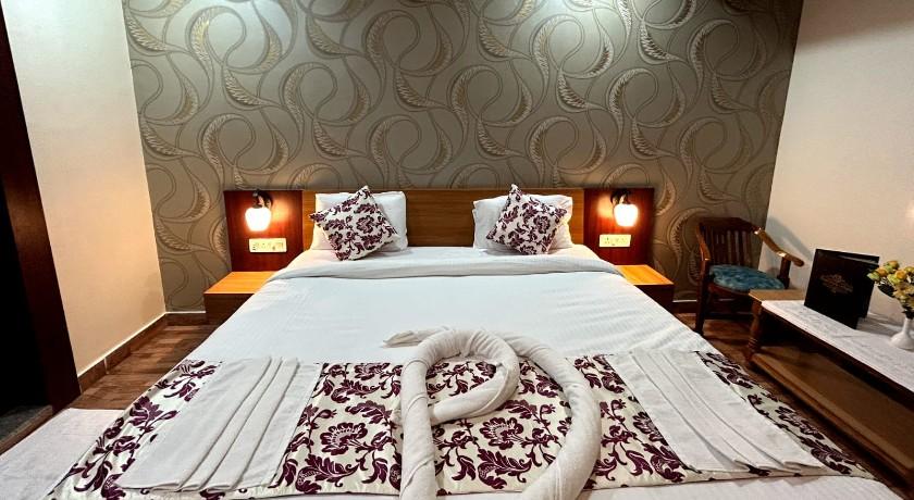 SR Royal Hotel in Azamgarh