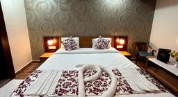 SR Royal Hotel in Azamgarh
