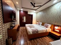 SR Royal Hotel in Azamgarh