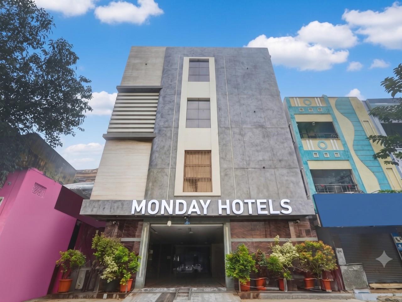 Monday Hotels in Rajahmundry