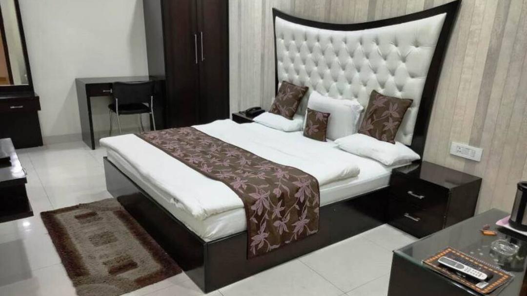 Hotel Mandakini Lush in Kanpur