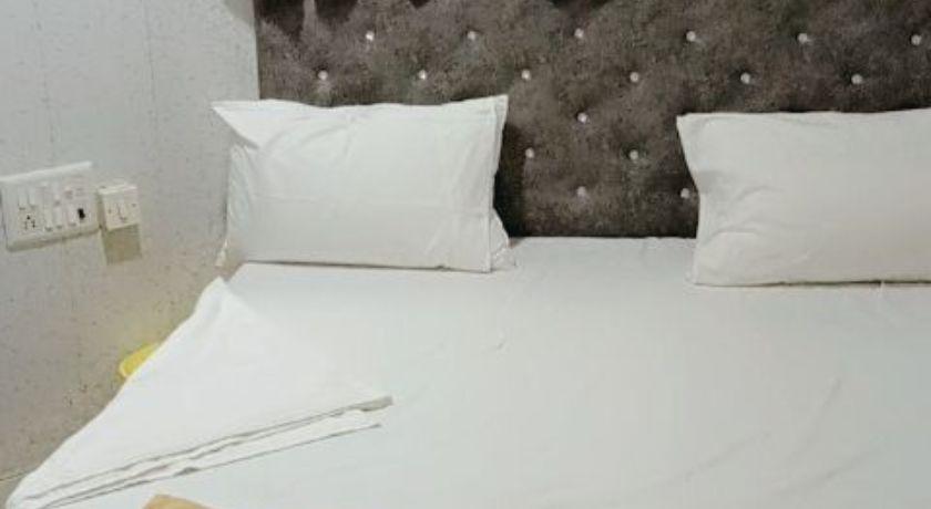 Hotel Saini Guest House in Mumbai