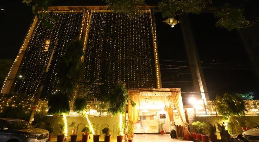 Hotel Palm Grand in Delhi