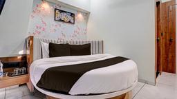 Hotel Paris Plaza in Ahmedabad
