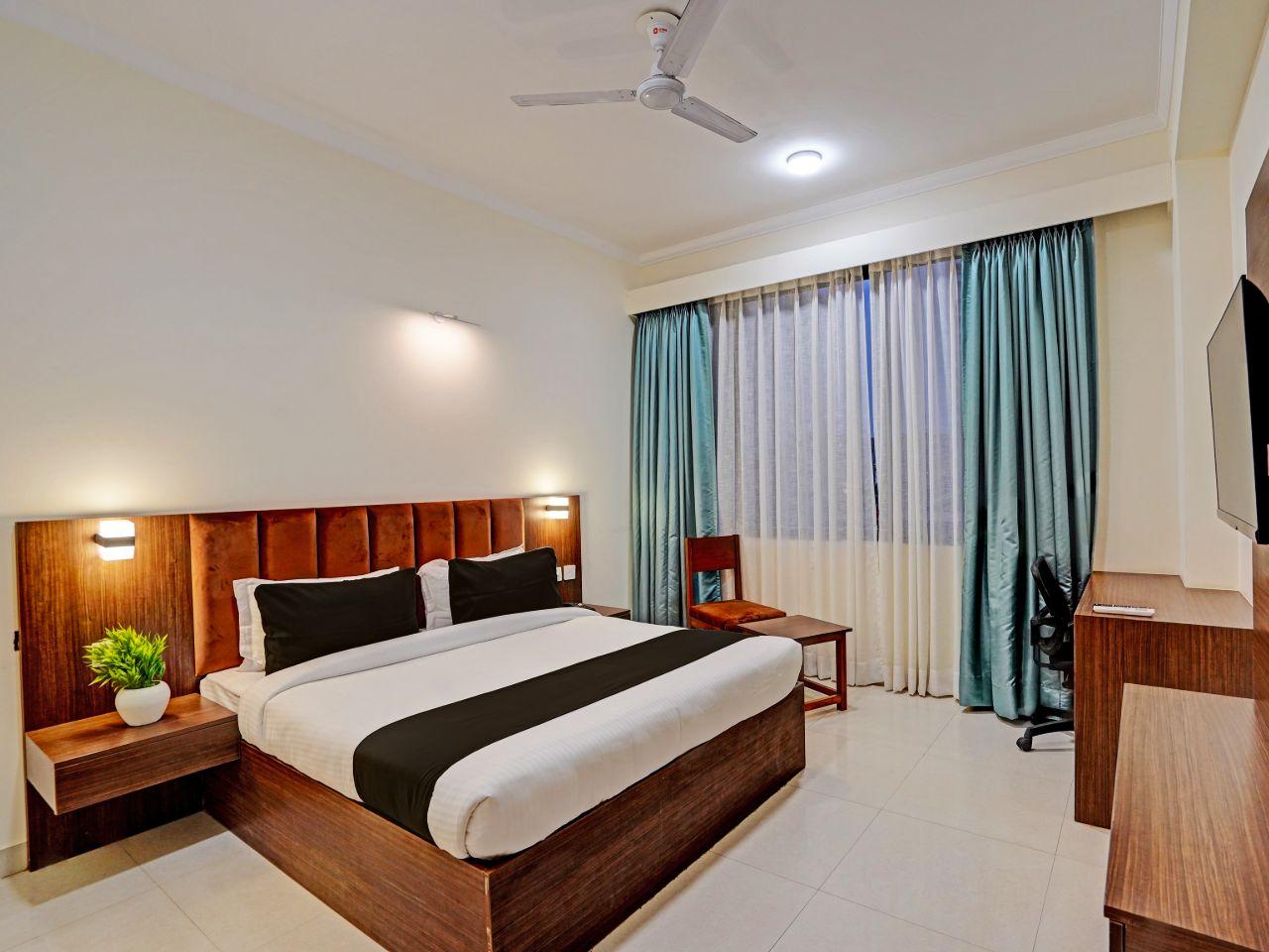 Hotel RR Galaxy in Gurgaon