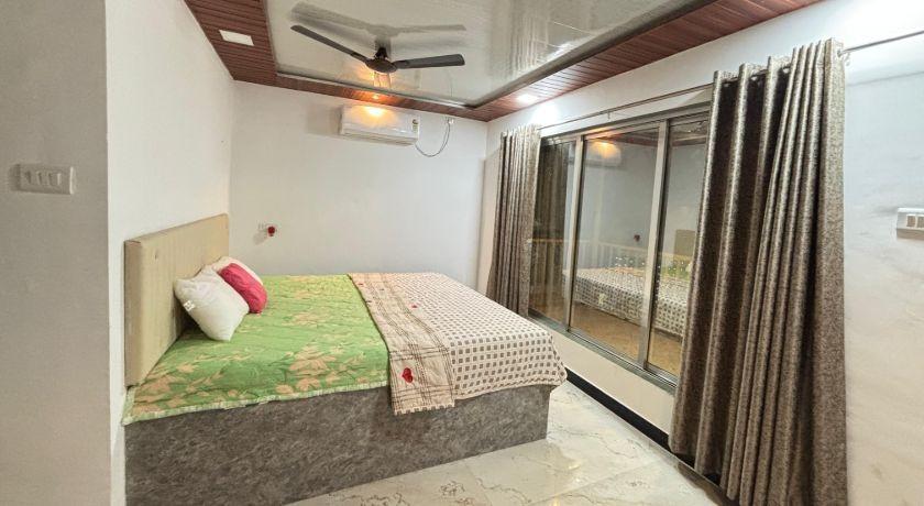 Sea Royal Room and Cafe in Vasai Virar