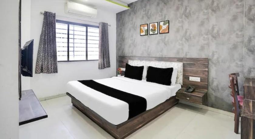 Hotel Dev Palace in Ahmedabad