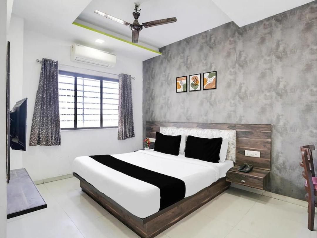 Hotel Dev Palace in Ahmedabad