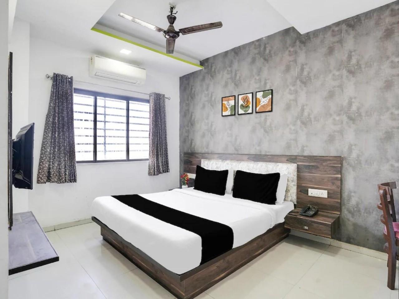 Hotel Dev Palace in Ahmedabad