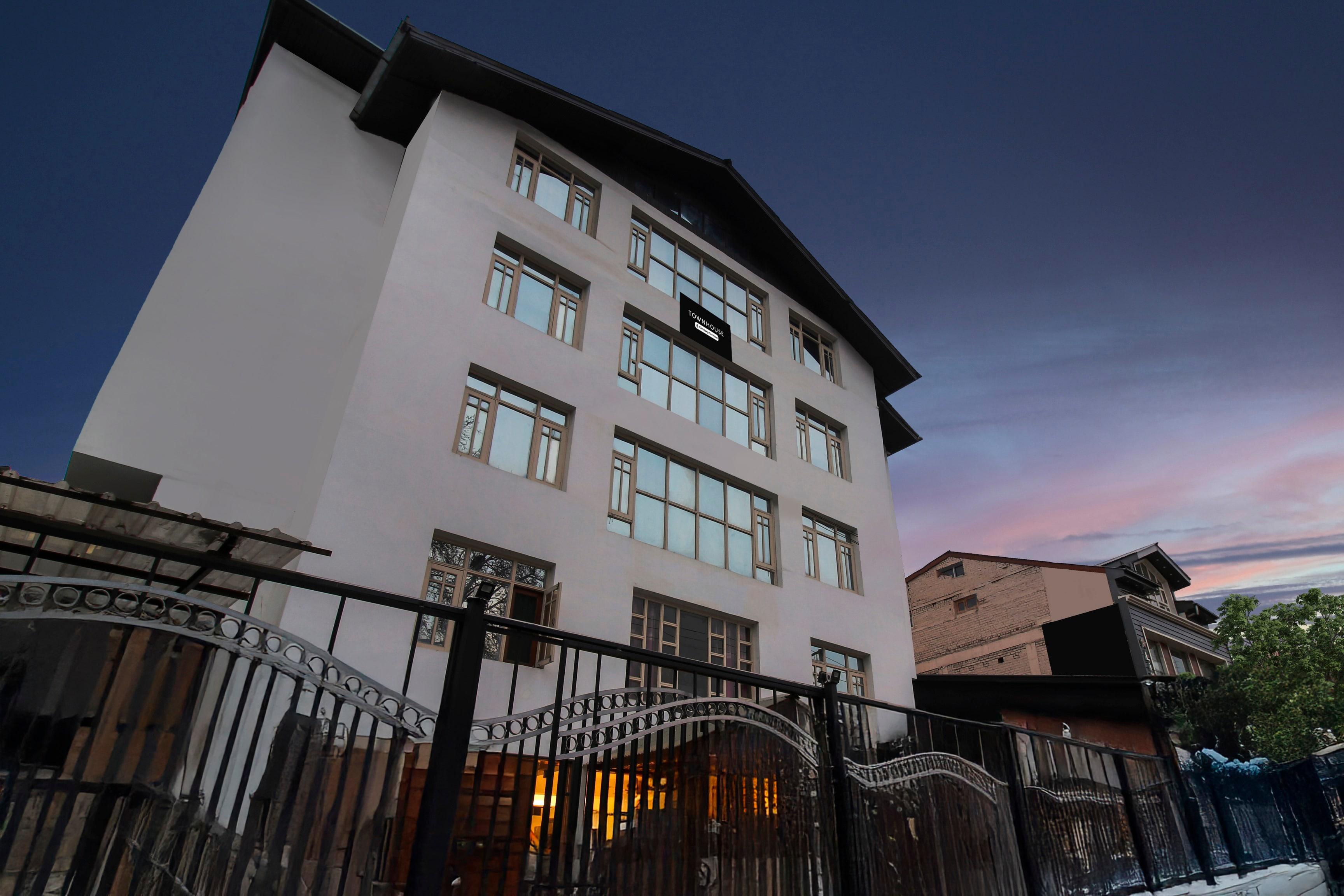 Super Townhouse Rajbagh Formerly Hotel Modern in Srinagar