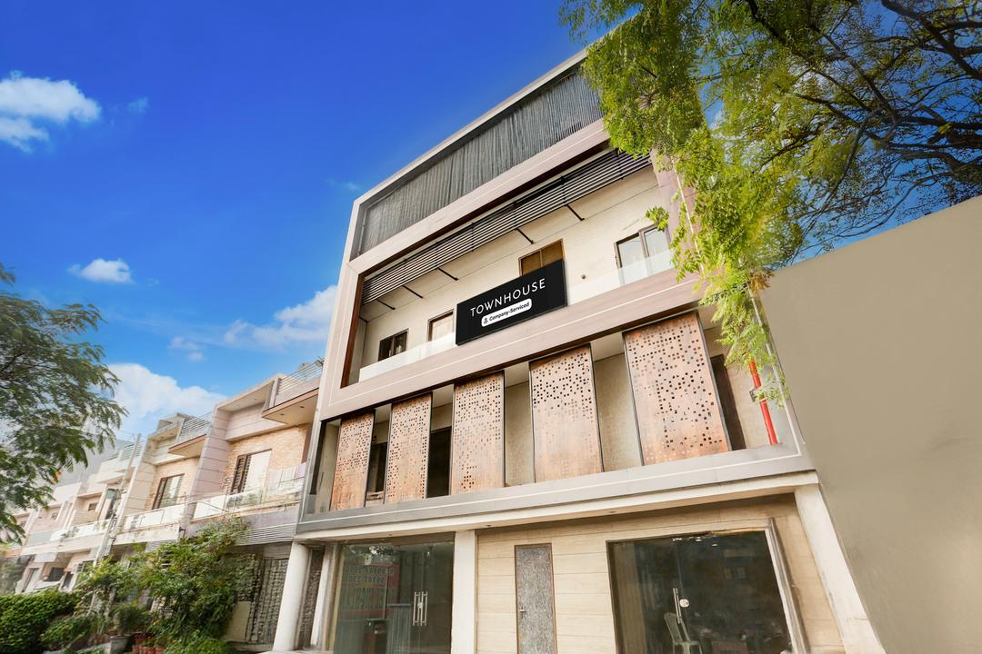 Super Townhouse Haibowal Chowk in Ludhiana