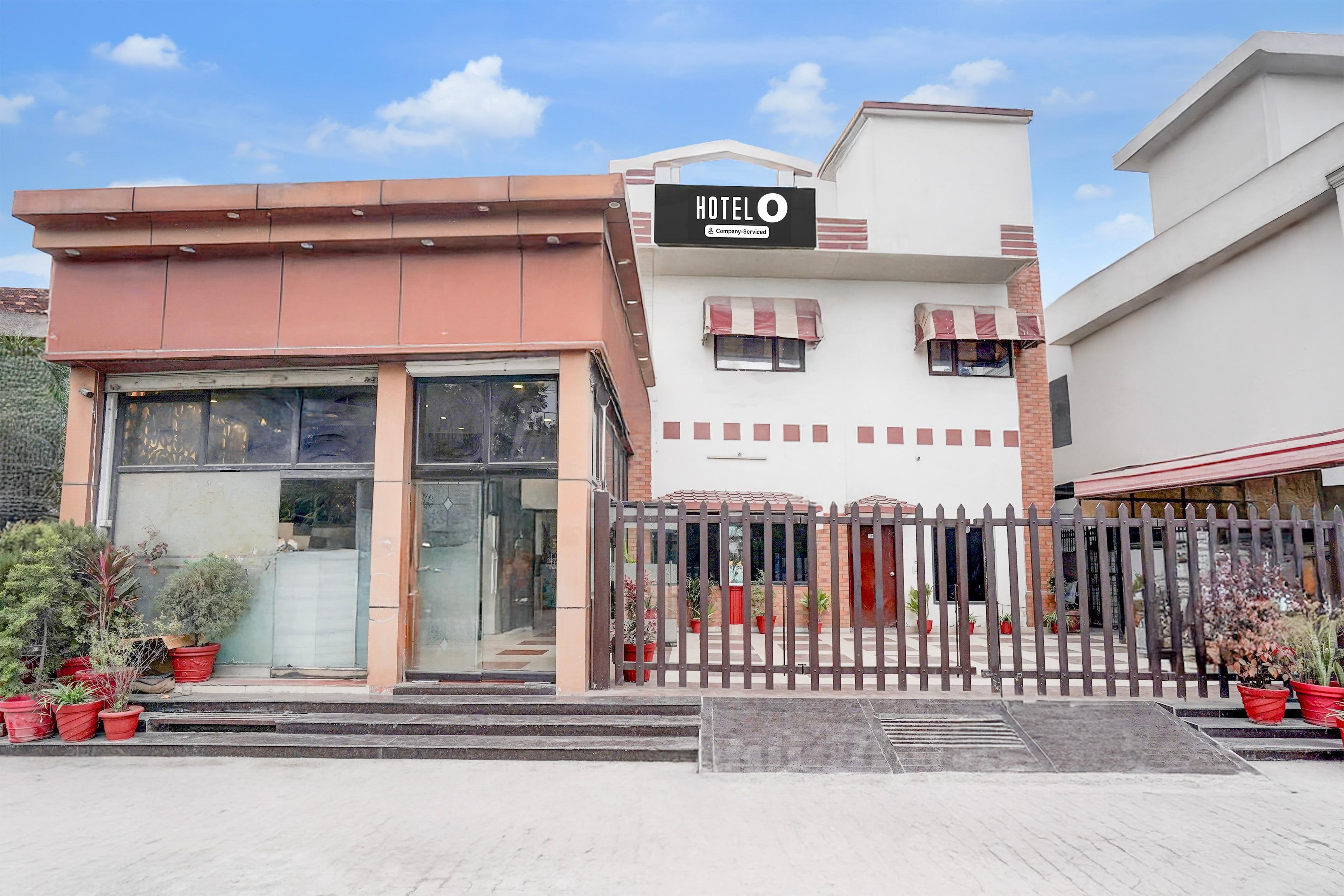 Super Hotel O Tyagi Road near Railway Station in Dehradun