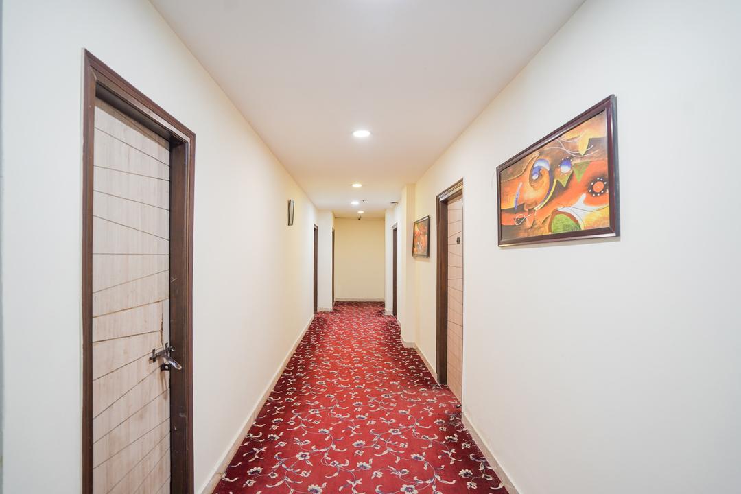 Super Collection O West Vinod Nagar Metro Station Formerly Royal Inn in Delhi