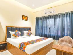 The Golden Plaza Hotel in Tarapith