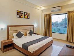 Hotel The Luxem Behind ibis Hotel in Gurgaon