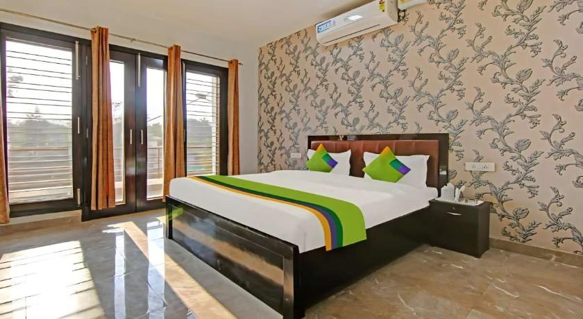 Posh Classic - Huda City Center Metro in Gurgaon