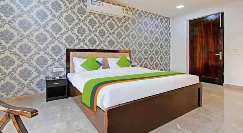 Posh Classic - Huda City Center Metro in Gurgaon