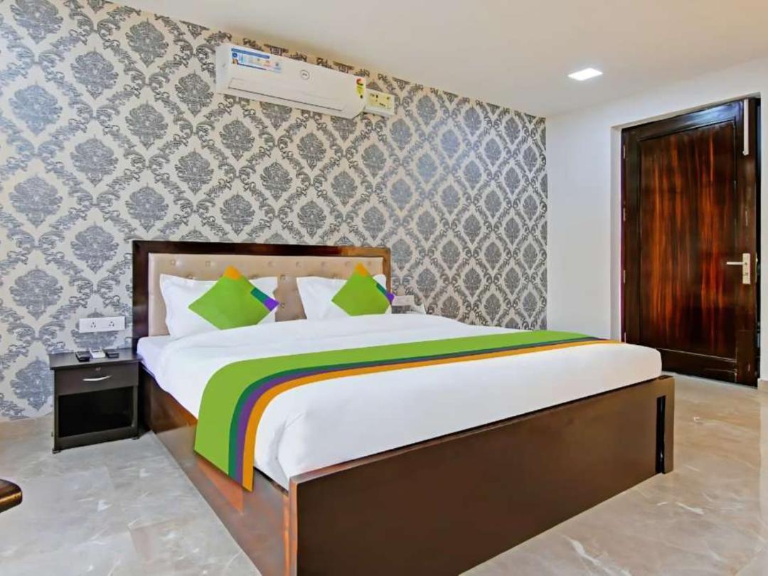 Posh Classic - Huda City Center Metro in Gurgaon