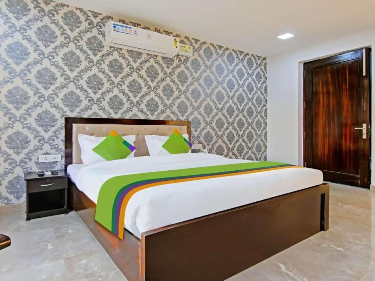 Posh Classic - Huda City Center Metro in Gurgaon