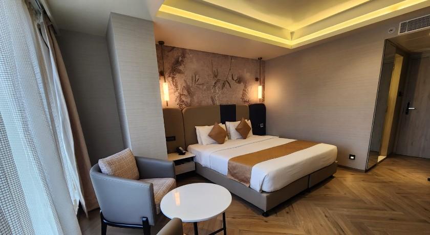 Dragonfly - The Art Hotel in Mumbai