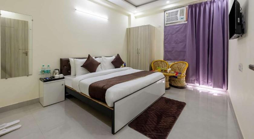 Expressway Hotel in Delhi