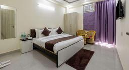 Expressway Hotel in Delhi