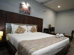 Hotel Grandeur in Valsad