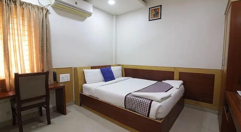 Hotel White Parrot in Mysore