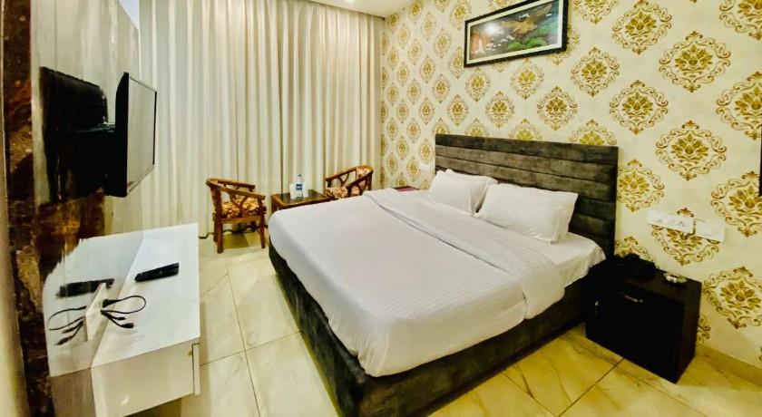 Hotel Hollywood in Zirakpur