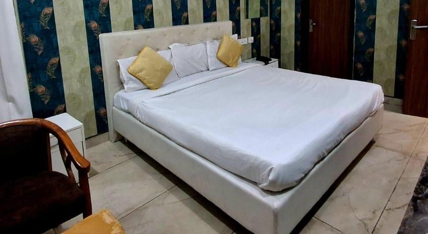 Hotel Hollywood in Zirakpur