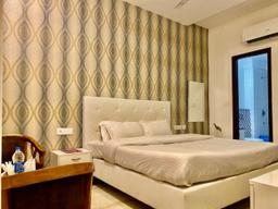 Hotel Hollywood in Zirakpur