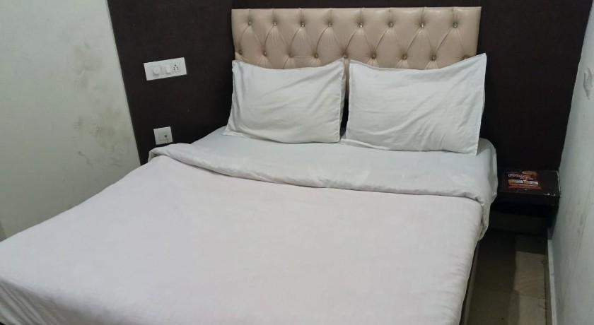 Hotel Red Hut in Chandigarh