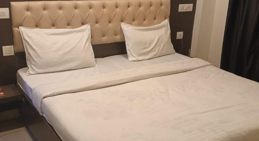 Hotel Red Hut in Chandigarh