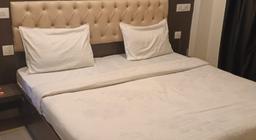 Hotel Red Hut in Chandigarh