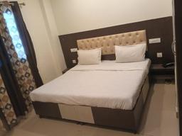 Hotel Red Hut in Chandigarh