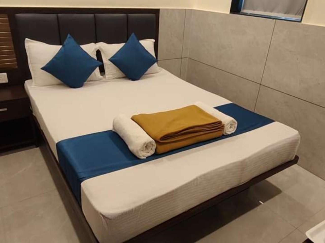 Sony Lodging And Boarding in Thane