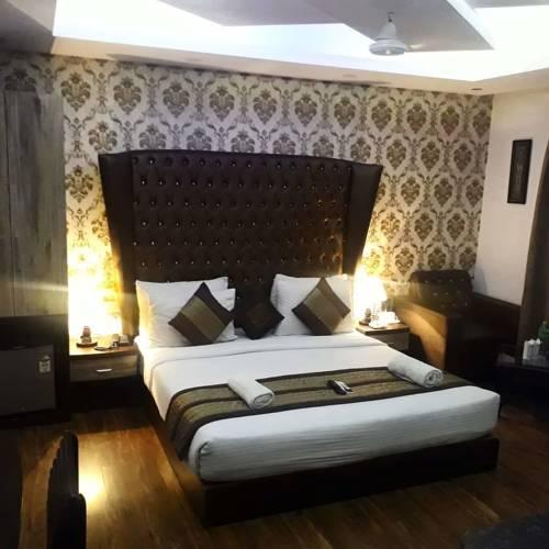 Hotel Waterfall in Delhi