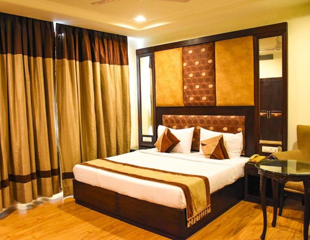 Aaron Grand in Delhi