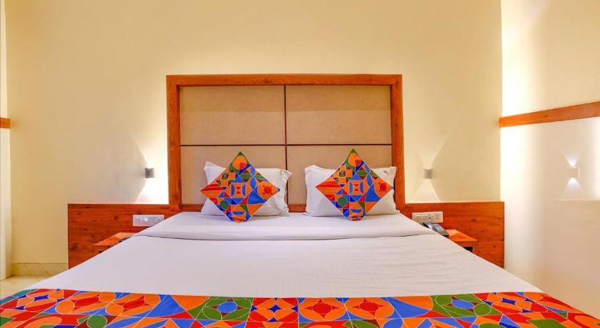 Hotel Super 7 Inn in Navi Mumbai