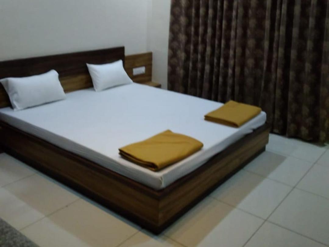 Hotel Lakhdatar Inn in Shegaon